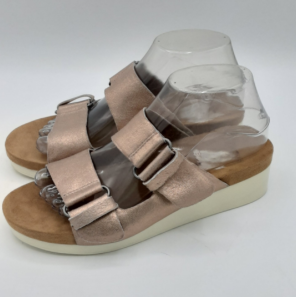 Lucky Brand Feniya Leather Dual Strap Sandal.